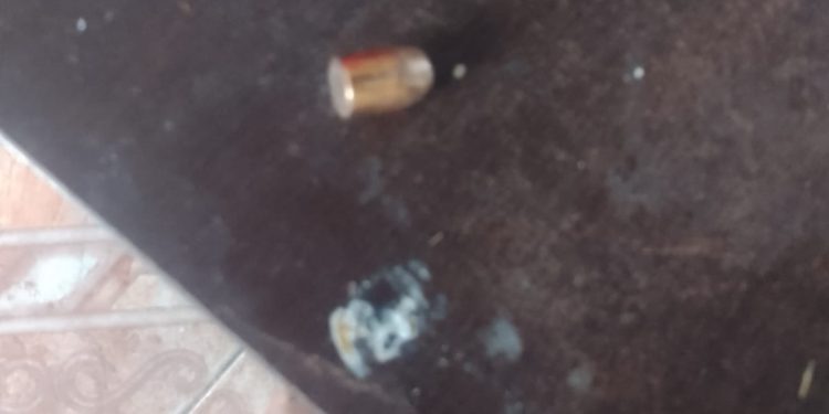 Vídeo: Bala perdida perfura telhado de residência e assusta família no bairro Cidade Nova 5