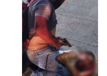 Mesmo f3rido, empresário dá p0rrada em ladrão e o imobiliza até a PM do AM chegar