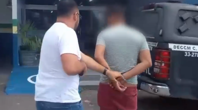 Em Manaus, barbeiro é pr3s0 por e$tuprar enteado após m0rte da mãe da vít1ma