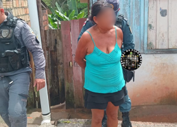 ‘Tia do bagulho’ é pr3sa no flagra vendendo dr0ga a cliente em bocada em Manacapuru