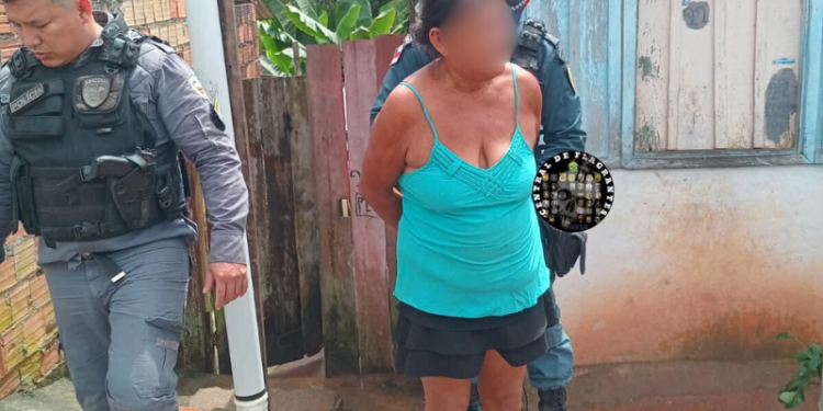 ‘Tia do bagulho’ é pr3sa no flagra vendendo dr0ga a cliente em bocada em Manacapuru