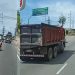 Vídeo: idoso pilota cadeira motorizada no trânsito em Manaus: ‘se passar por cima fica nem os pneus’ 
