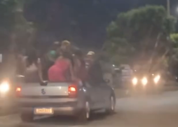 ‘Só as cachorras uh, uh’: Mulheres dançam funk em cima de carro sem med0 do per1g0 em Manaus; veja