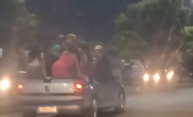 ‘Só as cachorras uh, uh’: Mulheres dançam funk em cima de carro sem med0 do per1g0 em Manaus; veja