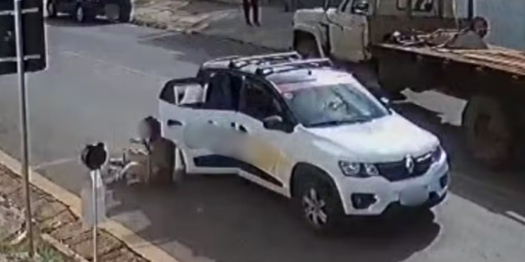 Vídeo: Passageira ‘lisa’ se j0ga do carro de app em movimento por não ter dinheiro da corrida