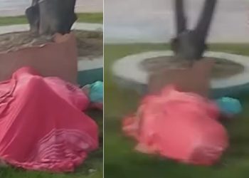 Vídeo: moradores de rua em Manaus são flagrados transand0 em praça pública