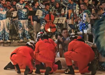 Vídeos: No Bumbódromo, artista do Caprichoso cai e tem convulsão durante apresentação