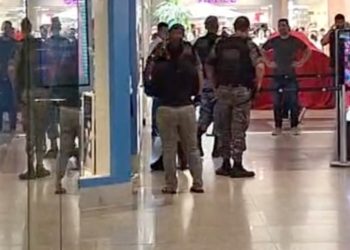 Polícia diz que dois cr1m1n0s0s invadiram joalheria e fugiram de moto após r0ubo no Amazonas Shopping