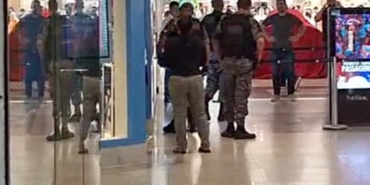 Polícia diz que dois cr1m1n0s0s invadiram joalheria e fugiram de moto após r0ubo no Amazonas Shopping