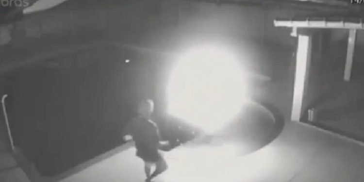 Vídeo: mulher em chamas pula na piscina da casa do vizinho após marido tocar fogo nela 