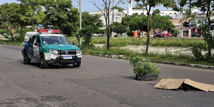 Vídeo: Jovem é ex3cutado na garupa e abandonado no meio de via no bairro Japiim