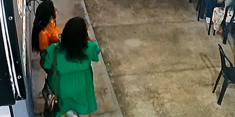 Vídeo: Cr1m1n0s0s rendem evangélicos na frente de igreja e saem roubando tudo em Manaus
