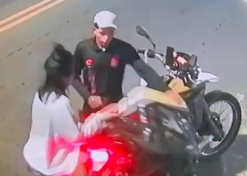 Juntos no amor e no cr1me: Casal armad0 r0uba moto de entregador na Zona Norte de Manaus; veja