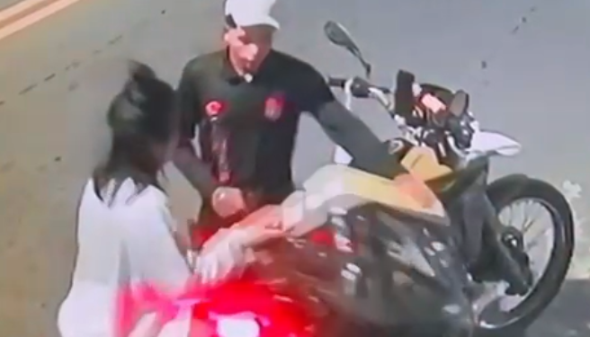 Juntos no amor e no cr1me: Casal armad0 r0uba moto de entregador na Zona Norte de Manaus; veja