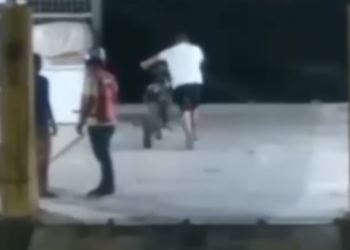 Que raiva é essa? Homem joga moto no rio e grupo não perde tempo e a resgata; veja