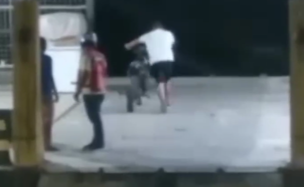 Que raiva é essa? Homem joga moto no rio e grupo não perde tempo e a resgata; veja