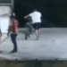 Que raiva é essa? Homem joga moto no rio e grupo não perde tempo e a resgata; veja