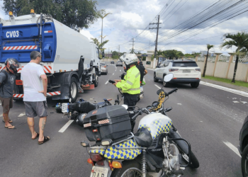 Motoqueiro m0rr3 ao c0lidir em caminhão ao supostamente tentar ultrapassagem na Ponta Negra