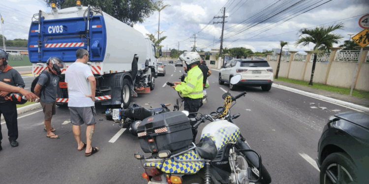 Motoqueiro m0rr3 ao c0lidir em caminhão ao supostamente tentar ultrapassagem na Ponta Negra