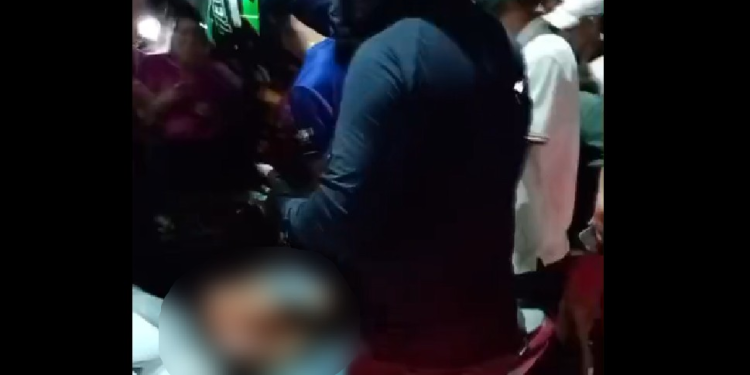Vídeo: Suspeito de r0ub0 ap@nha da população e depois m0rr3 em viatura da PM em Manaus