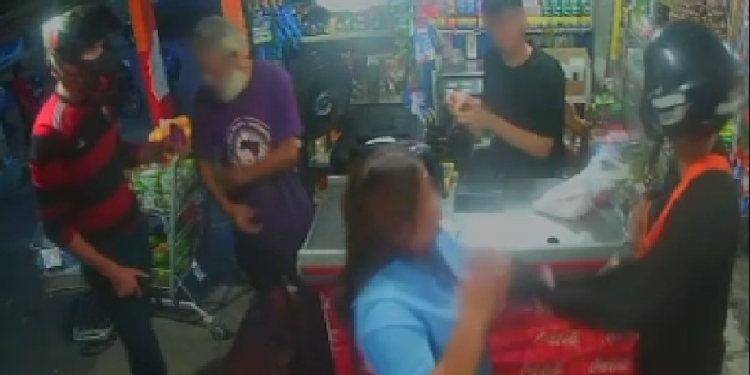 Vídeo: Dupla j0ga mulher no chão durante assalt0 a mercadinho no conjunto Hileia