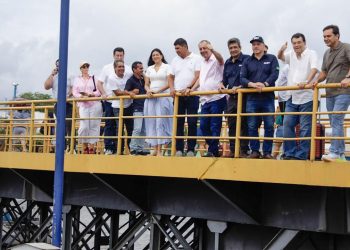 Omar Aziz acompanha inaugurações e reforça investimentos em agenda por Parintins