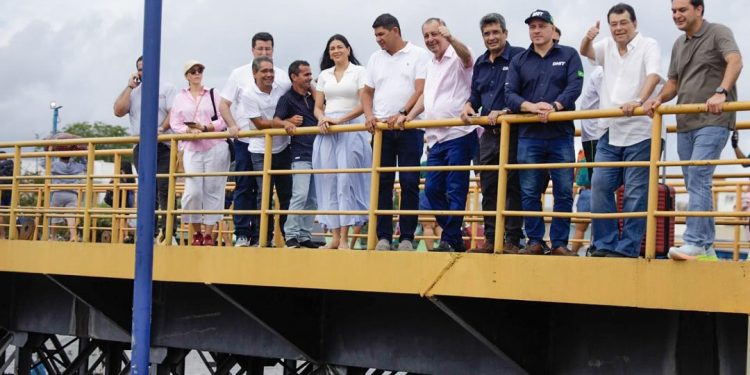 Omar Aziz acompanha inaugurações e reforça investimentos em agenda por Parintins