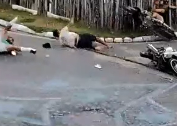 Vídeo: Na ‘esquina da m0rte’, motociclistas ‘rebolam’ no chão após ac1dente em Parintins