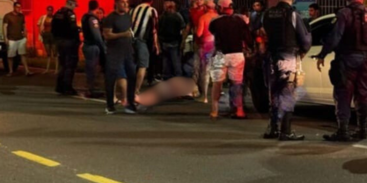 Jogo de futebol em telão gera confusã0 e homem sai bal3ad0 no Parque 10