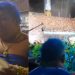 Vídeo: Patixa pinta cabelo de azul para o Caprichoso e prepara desembarque triunfal em Parintins 