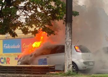 Vídeo: Carro pega fogo em frente de creche na Zona Oeste de Manaus