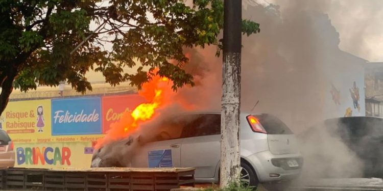 Vídeo: Carro pega fogo em frente de creche na Zona Oeste de Manaus