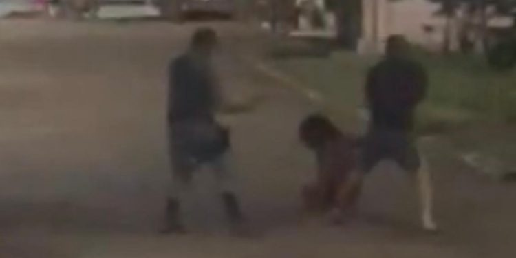 Vídeo: homem que  fur0u cabeça, braço e costas de policial leva tir0 e m0rre no Amazonas