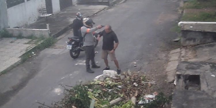 Vídeo: criminos0 aponta rev0lver para a cabeça de idoso em Manaus