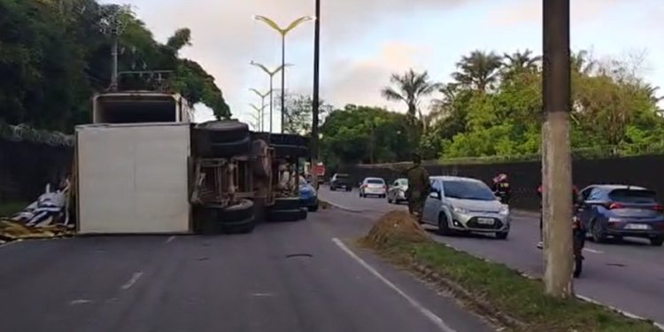 Vídeos: Motorista sem CNH tomba com carreta de ração na Zona Sul de Manaus