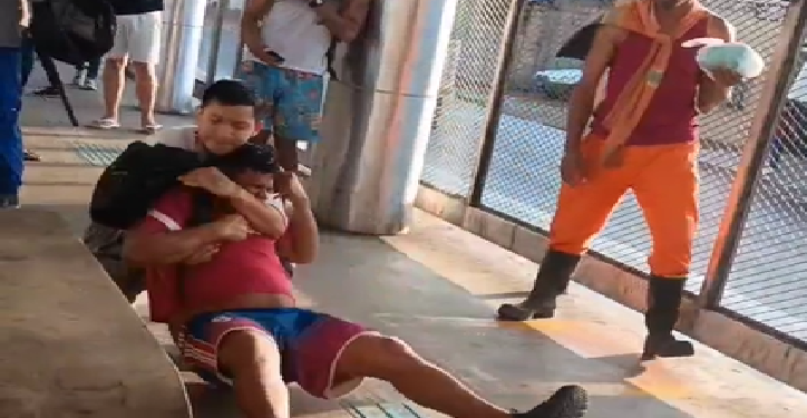 Vídeo: Discussã0 vira br1ga grande em terminal de ônibus no Centro de Manaus