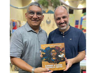 Obras que destacam Festival de Parintins são lançadas pela Editora da UEA na Ilha Tupinambarana