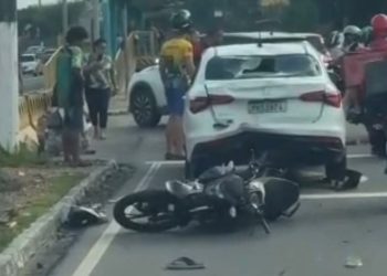 Vídeo: Três jovens sem capacete, em moto, ficam f3rid0s ao colidirem com carro parado em Manaus