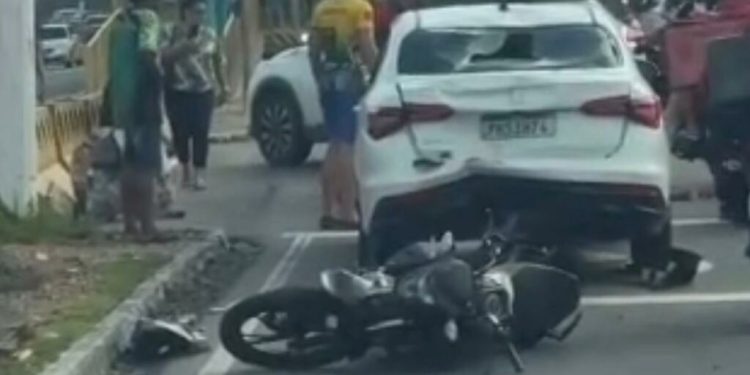 Vídeo: Três jovens sem capacete, em moto, ficam f3rid0s ao colidirem com carro parado em Manaus