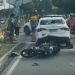 Vídeo: Três jovens sem capacete, em moto, ficam f3rid0s ao colidirem com carro parado em Manaus