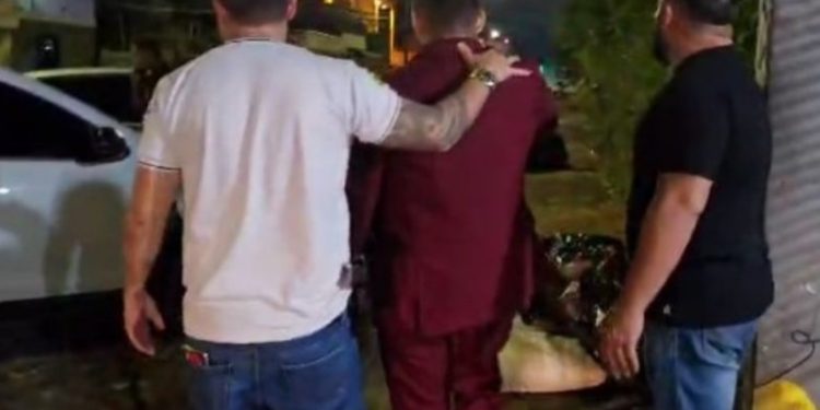 Vídeo: pastor e pai de santo se juntam para dar g0lpes em professores de Manaus
