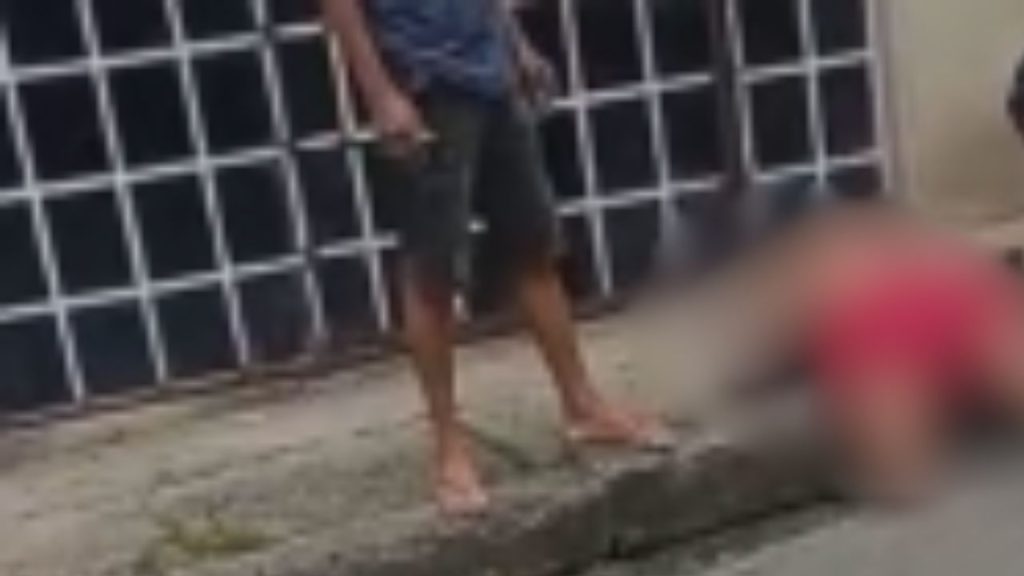 Homem é socorrido às pressas após ser esp4ncad0 por grupo no Santa Luzia; veja o vídeo