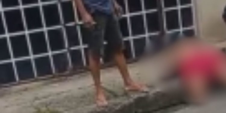 Homem é socorrido às pressas após ser esp4ncad0 por grupo no Santa Luzia; veja o vídeo
