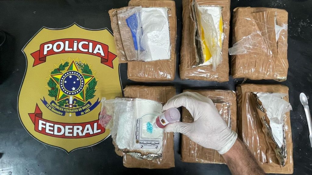 Mulher vinda de Tefé desembarga no aeroporto de Manaus com mala lotada de dr0gas