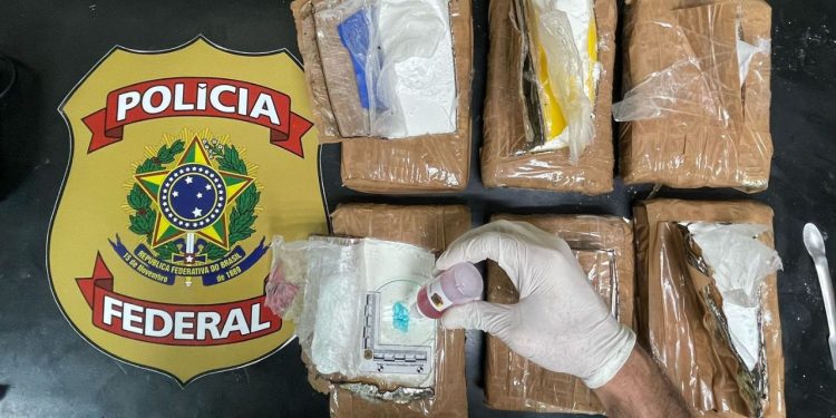 Mulher vinda de Tefé desembarga no aeroporto de Manaus com mala lotada de dr0gas