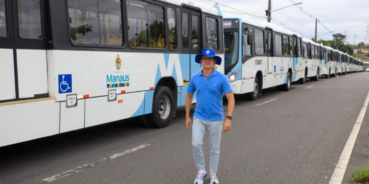 Prefeito David Almeida recorre para manter bilhete a R$ 8,20 e barrar valor de R$ 2,50 a estudantes