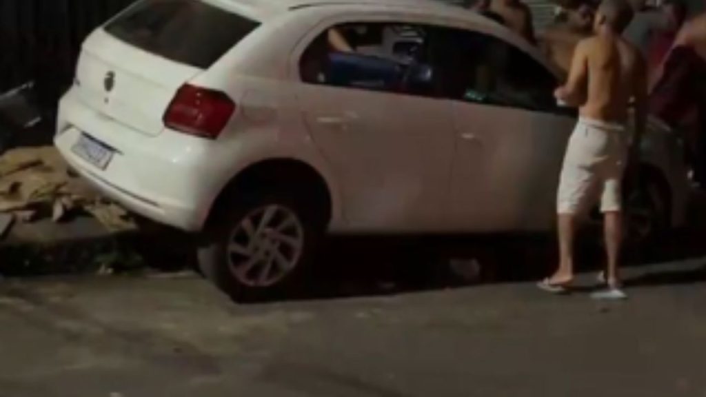Condutora fica f3rida após carro subir calçada e bater contra muro de residência em Manaus