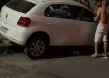 Condutora fica f3rida após carro subir calçada e bater contra muro de residência em Manaus