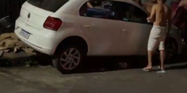 Condutora fica f3rida após carro subir calçada e bater contra muro de residência em Manaus