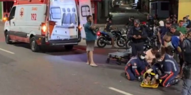 Motociclista na contramão atr0pel4 pedestre e f0ge sem prestar socorro no Novo Aleixo